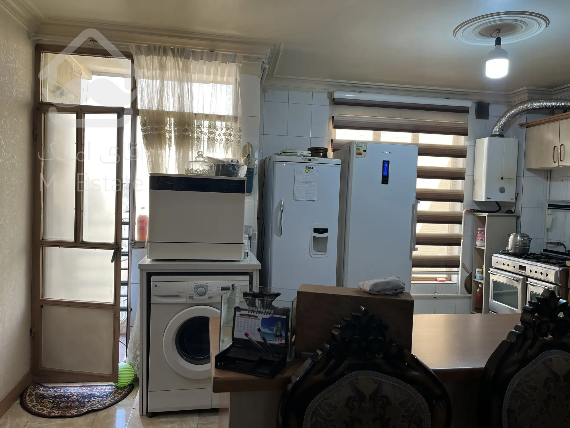 آپارتمان۹۳متری(۱۱متر پارکینگ اختصاصی)