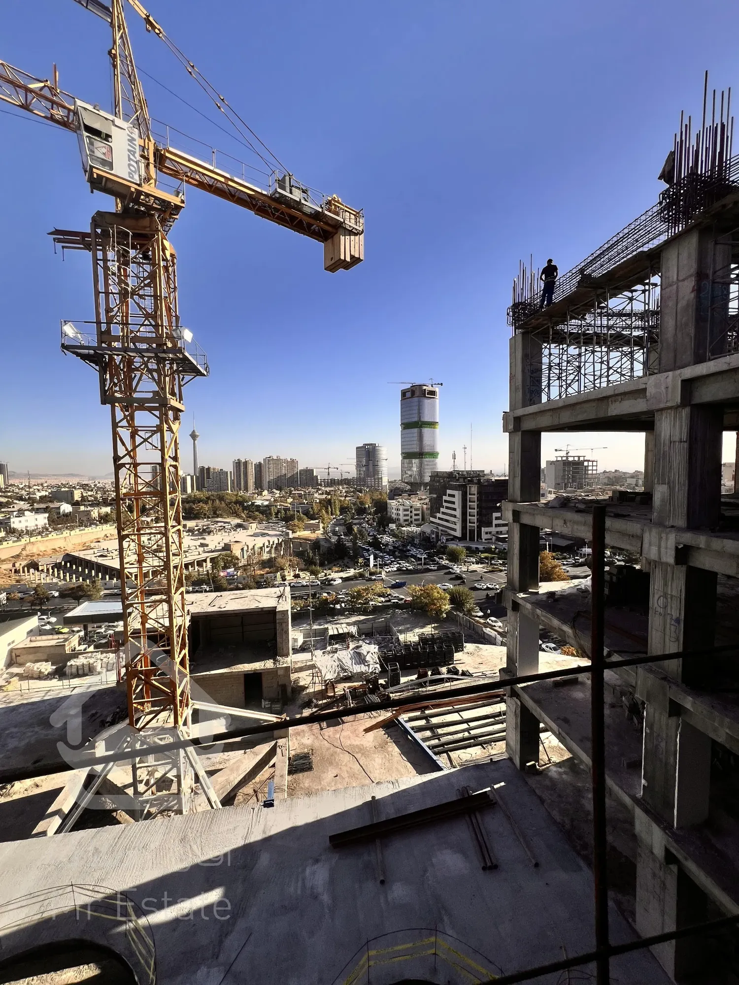 برج اداری تجاری ابرسازه منطقه استاروست