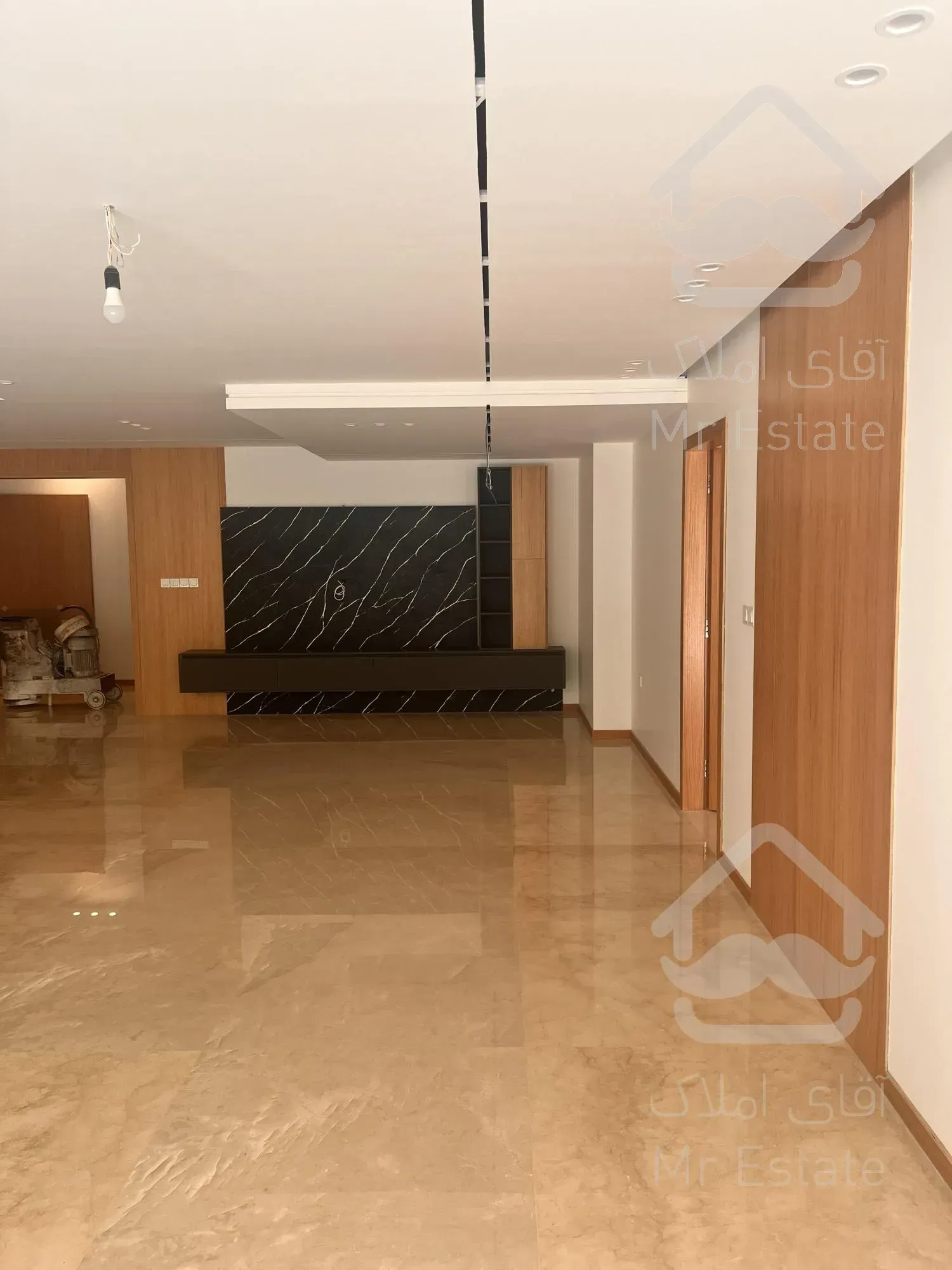 ۳۵۰متری/۴خواب/تک واحدی/حیاط اختصاصی