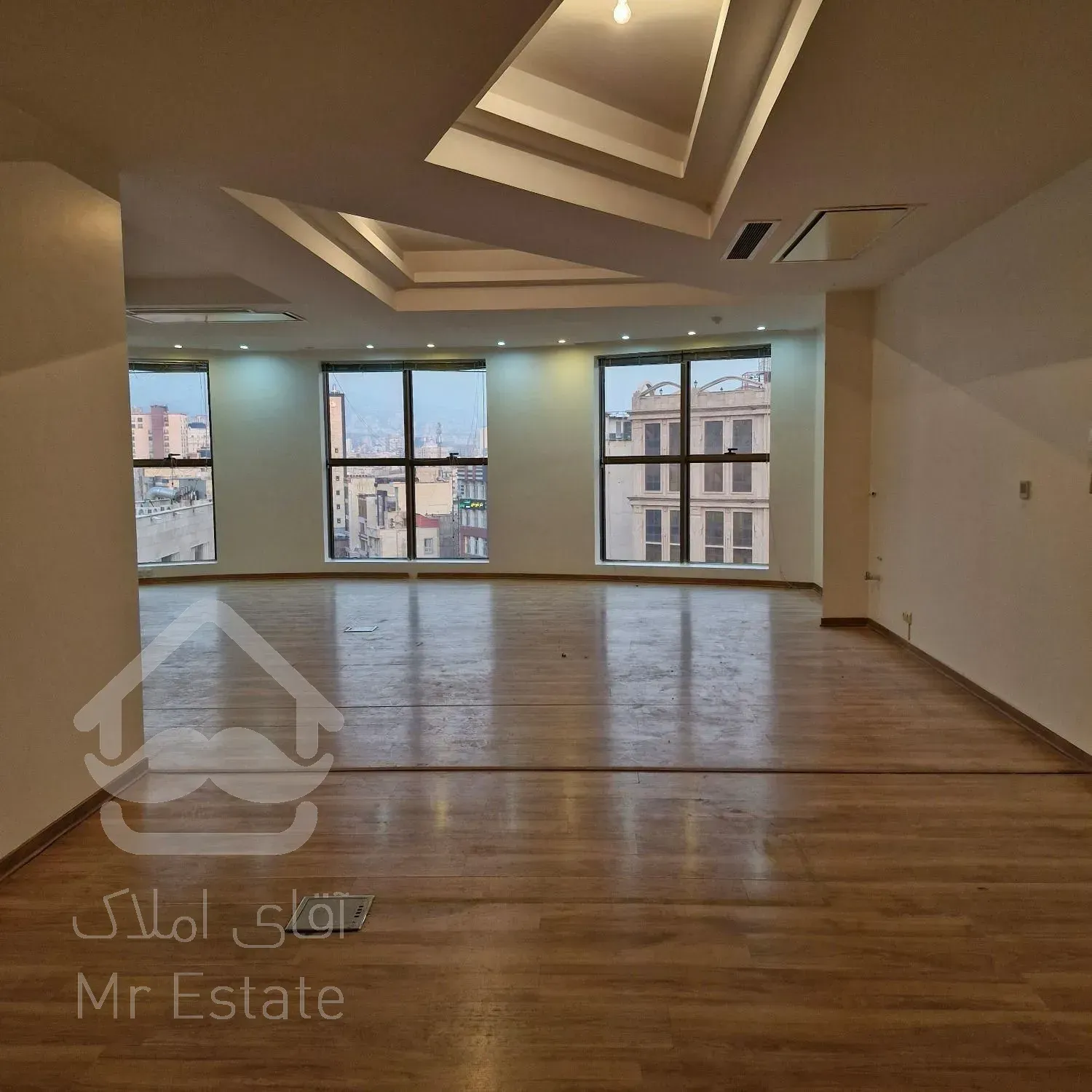 ۱۷۵ متر اندرزگو اداری ، ۷ ساله ، ۳ جهت نور و ویو