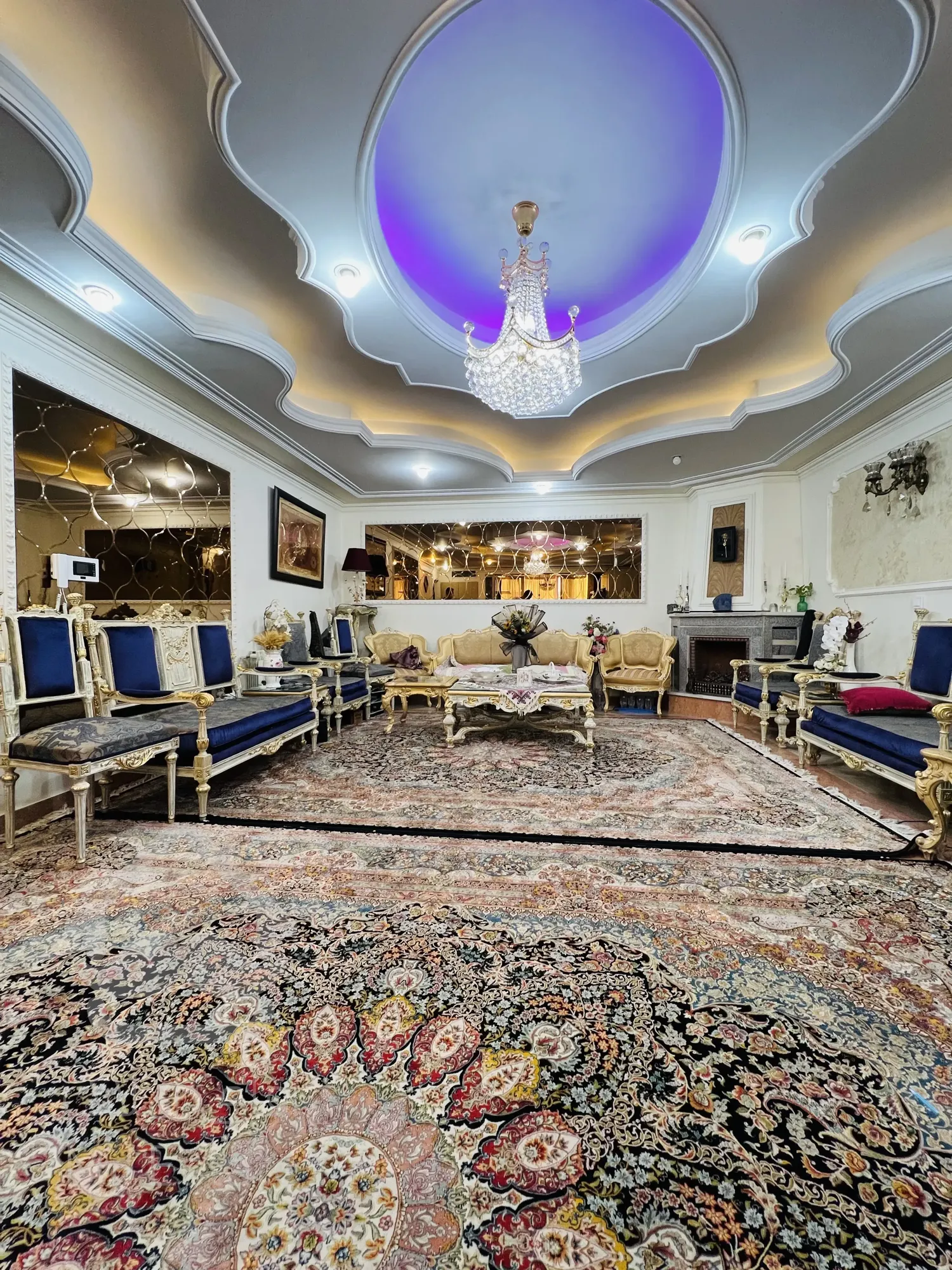 ۹۸ متر فول امکانات سالن پرده خور