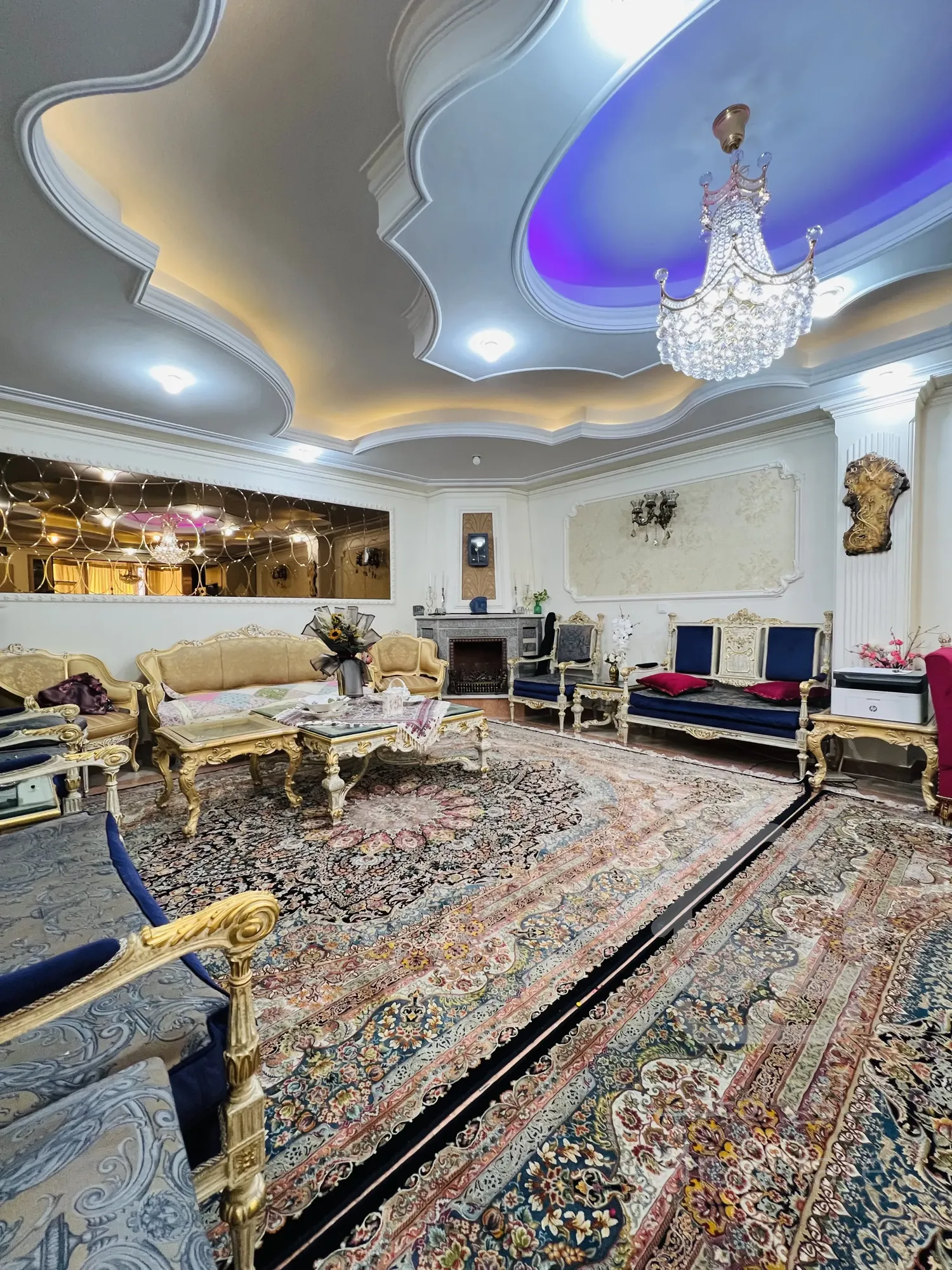 ۹۸ متر فول امکانات سالن پرده خور