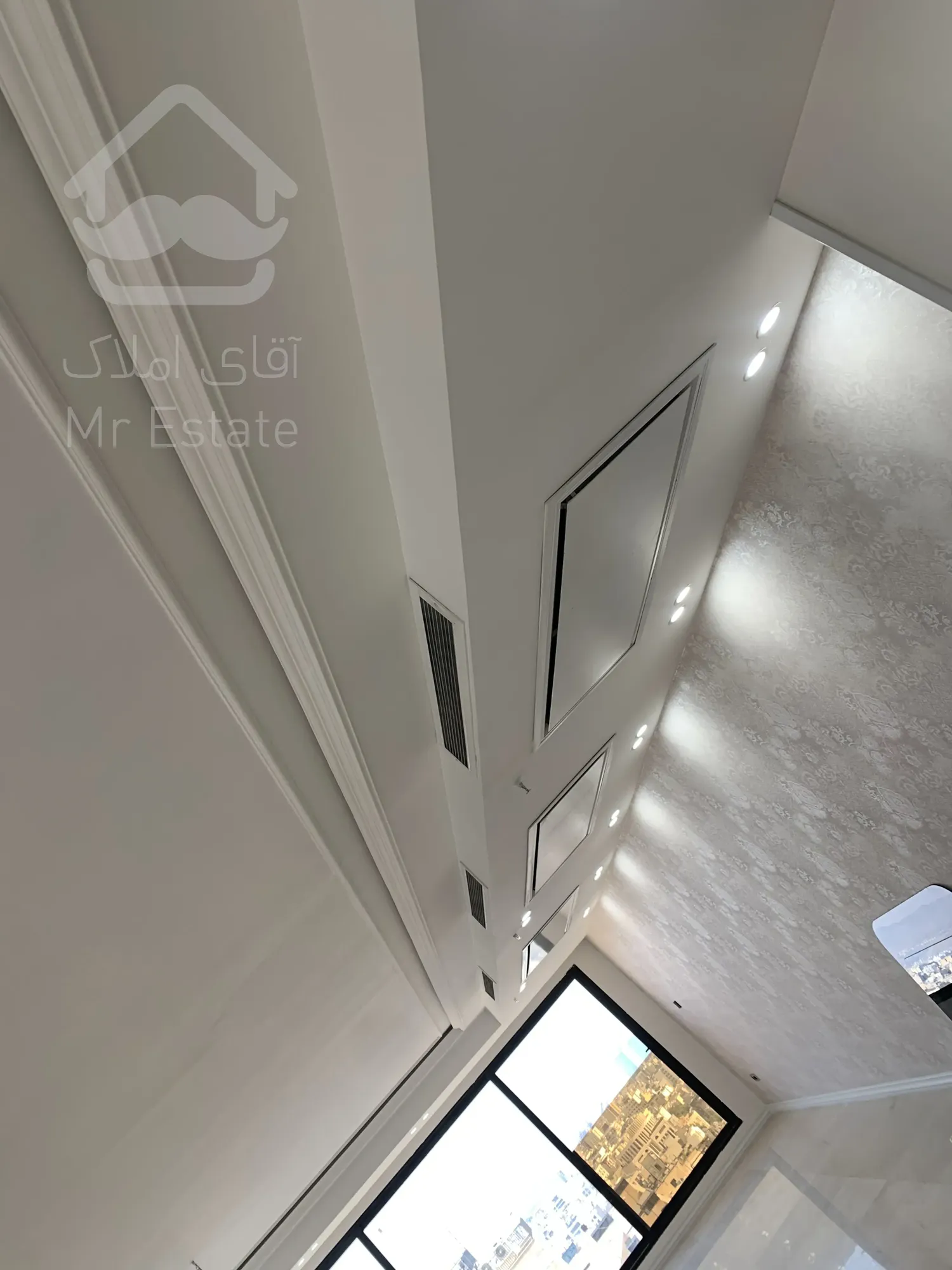 40 متر تجاری  در مرکز تجاری رونیکا مال هروی / جنب مترو حسین اباد