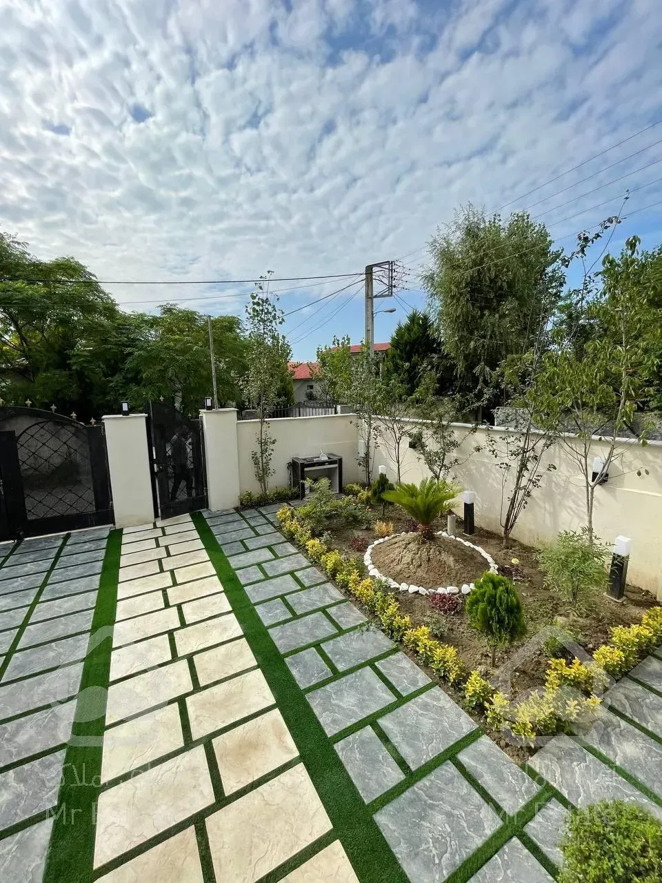 ویلا نما مدرن ۴۰۰ متری استخردار شهرک برند سند تک برگ