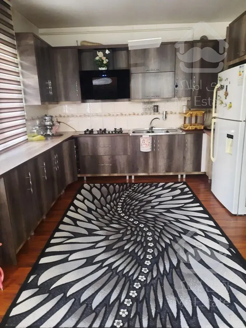 خانه ویلایی با مغازه تجاری