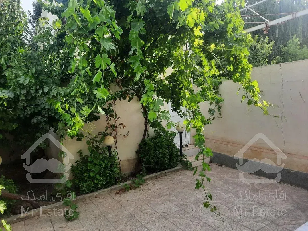 خانه ویلایی با مغازه تجاری