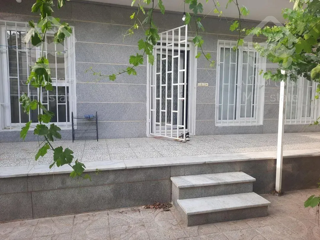 خانه ویلایی با مغازه تجاری