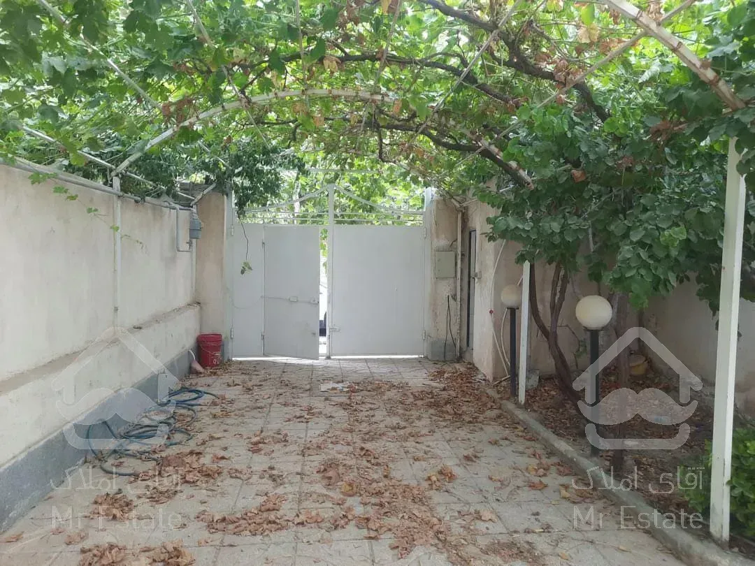 خانه ویلایی با مغازه تجاری