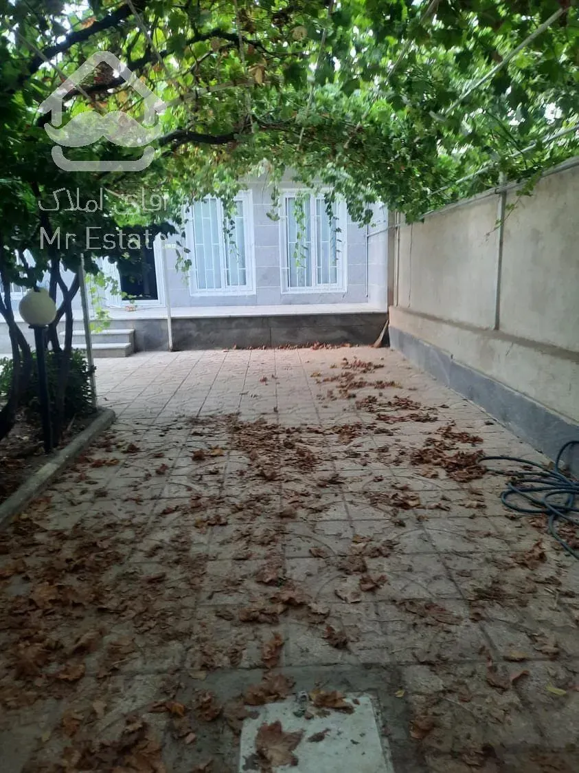 خانه ویلایی با مغازه تجاری