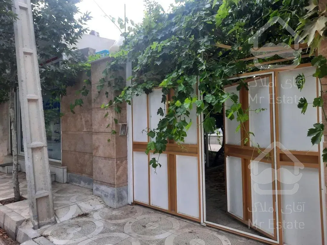 خانه ویلایی با مغازه تجاری