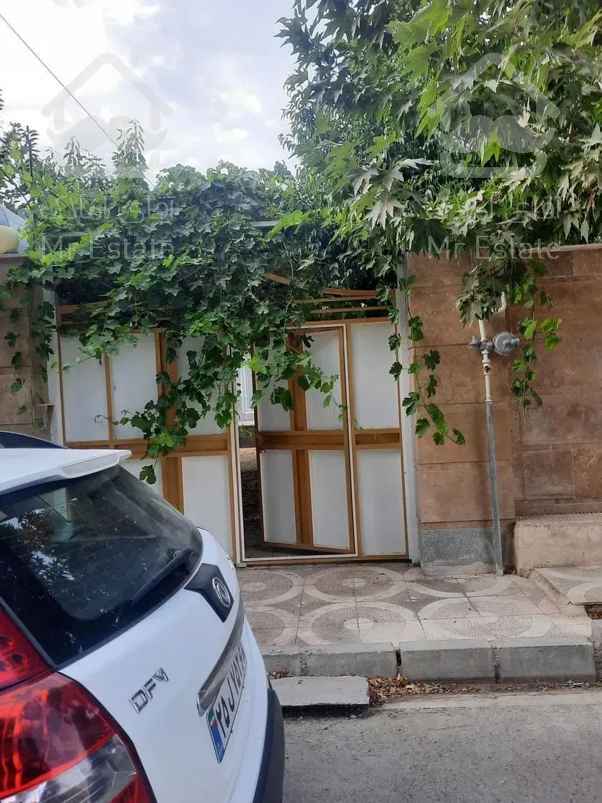 خانه ویلایی با مغازه تجاری