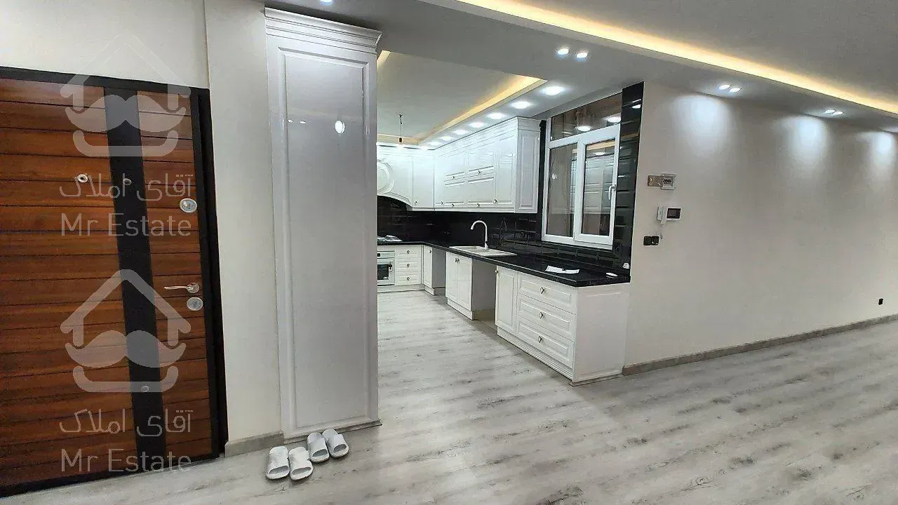 واحد جلو/پارکینگ سندی/پلان مربع/گنج