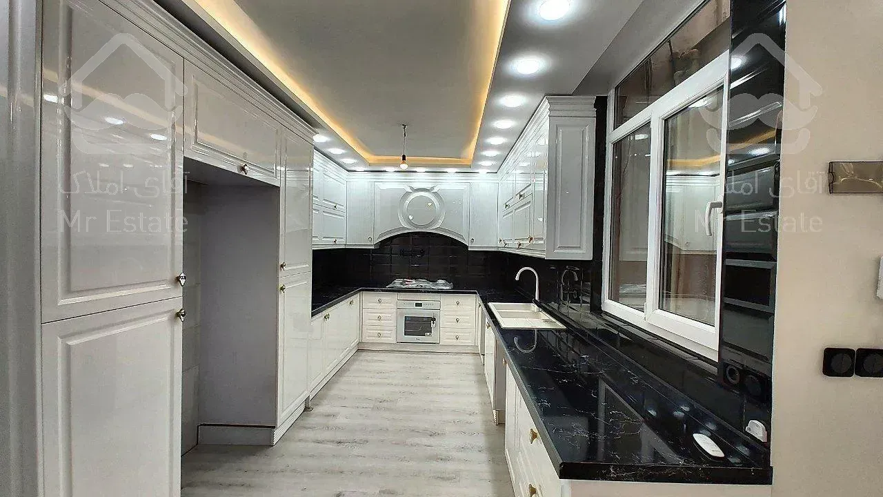 واحد جلو/پارکینگ سندی/پلان مربع/گنج