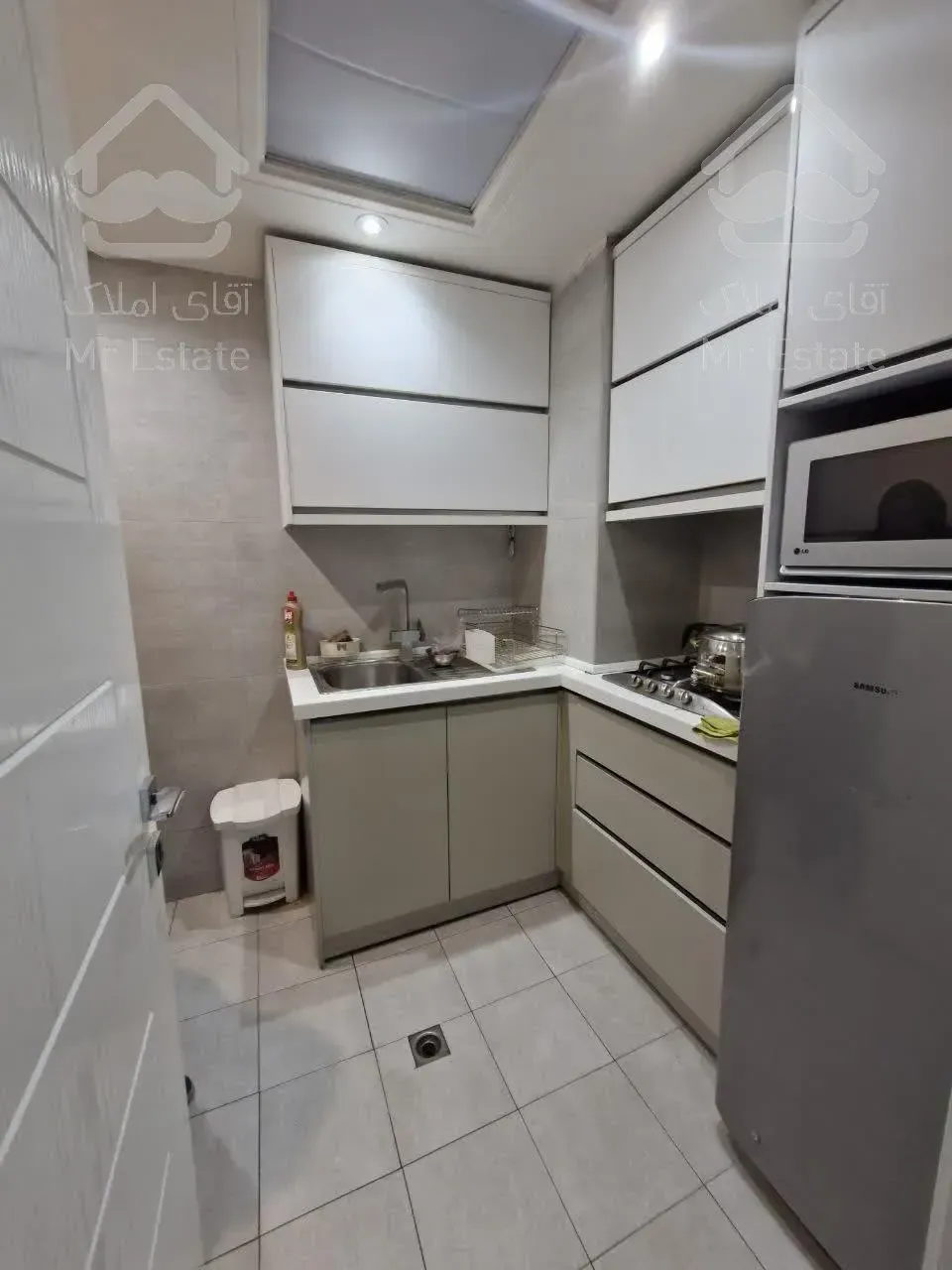 ۱۲۰ متر سند اداری ویو ابدی چند قدمی میدان ونک