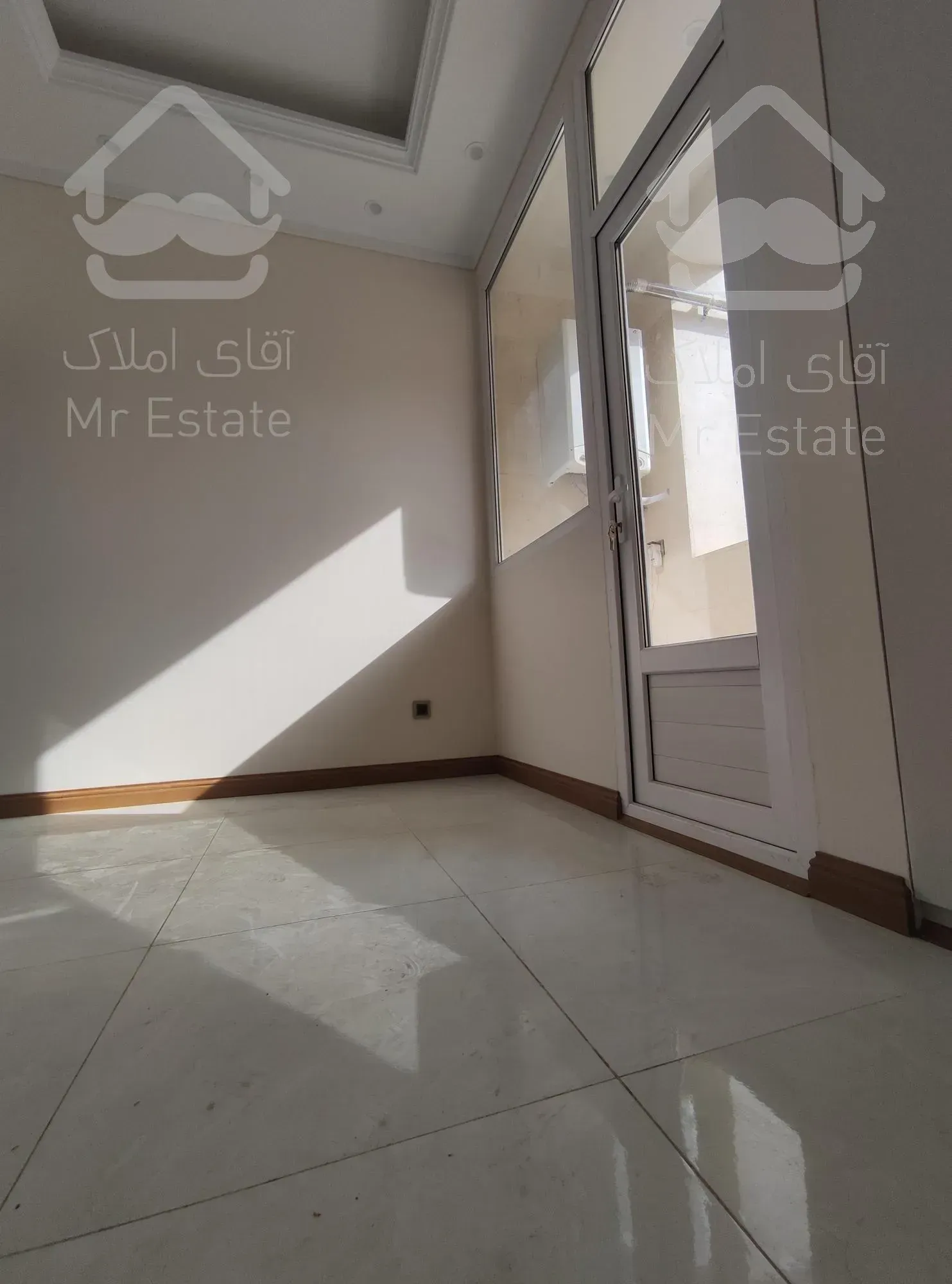 پاسداران ۶۵ متر، سند اداری، آفتابگیر