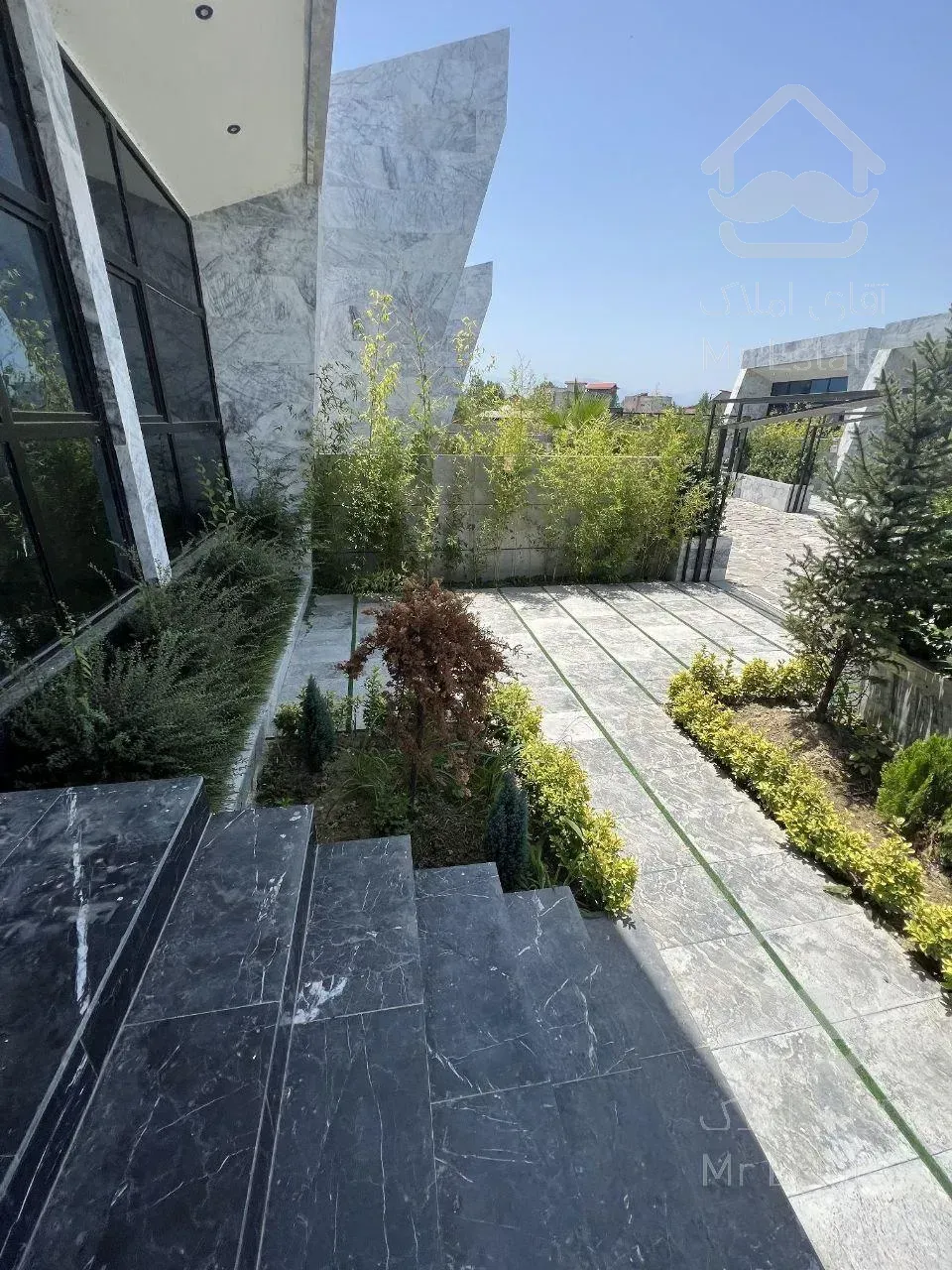 ویلا فلت نما مدرن و مینیمال/باغچه دنج و سرسبز