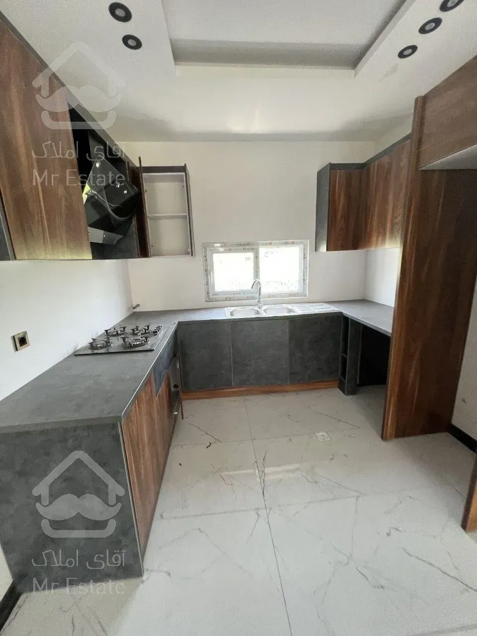 ویلا فلت نما مدرن و مینیمال/باغچه دنج و سرسبز