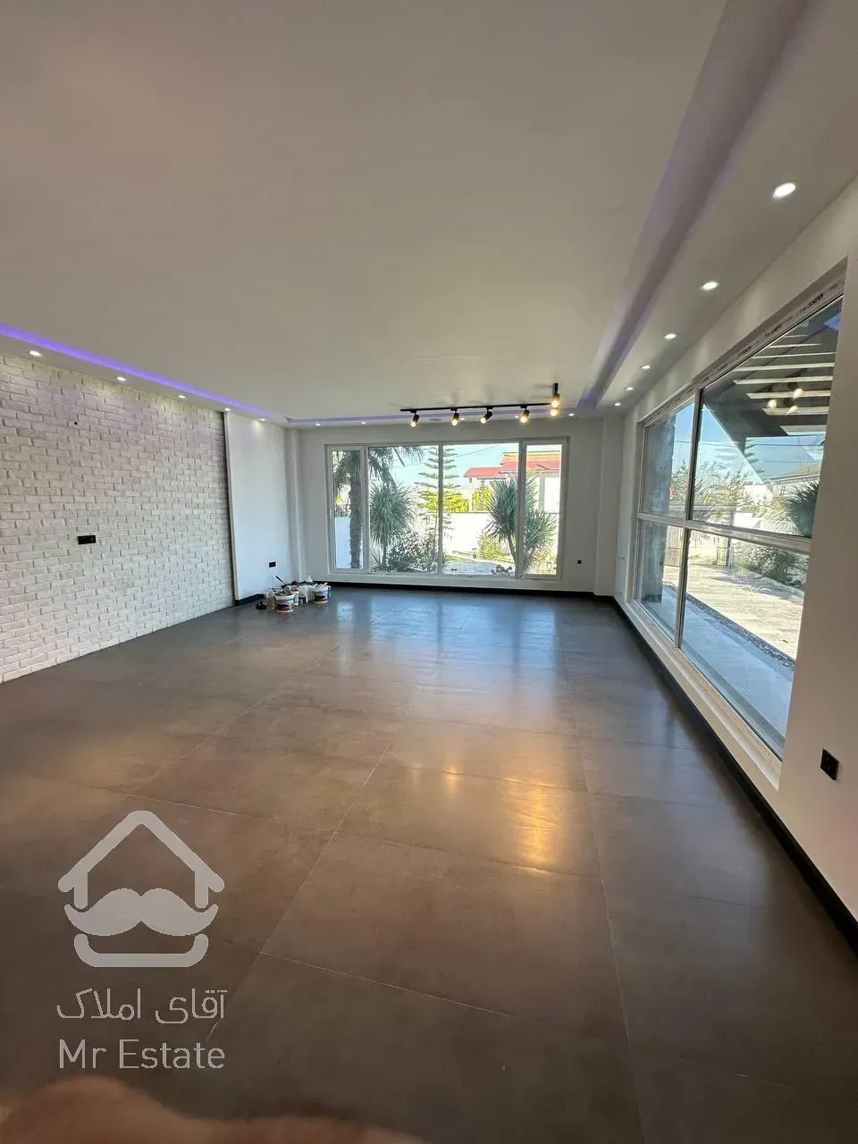 ویلا دوبلکس نما مدرن با روفگاردن و استخر در منطقه ای سرسبز و جنگلی با ویو ابدی