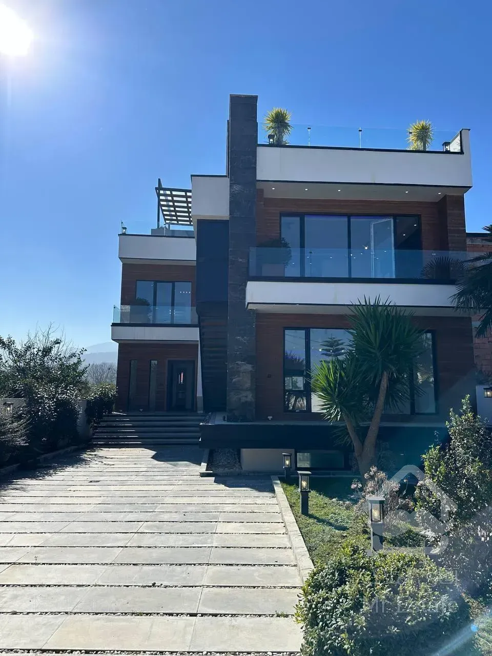 ویلا دوبلکس نما مدرن با روفگاردن و استخر در منطقه ای سرسبز و جنگلی با ویو ابدی