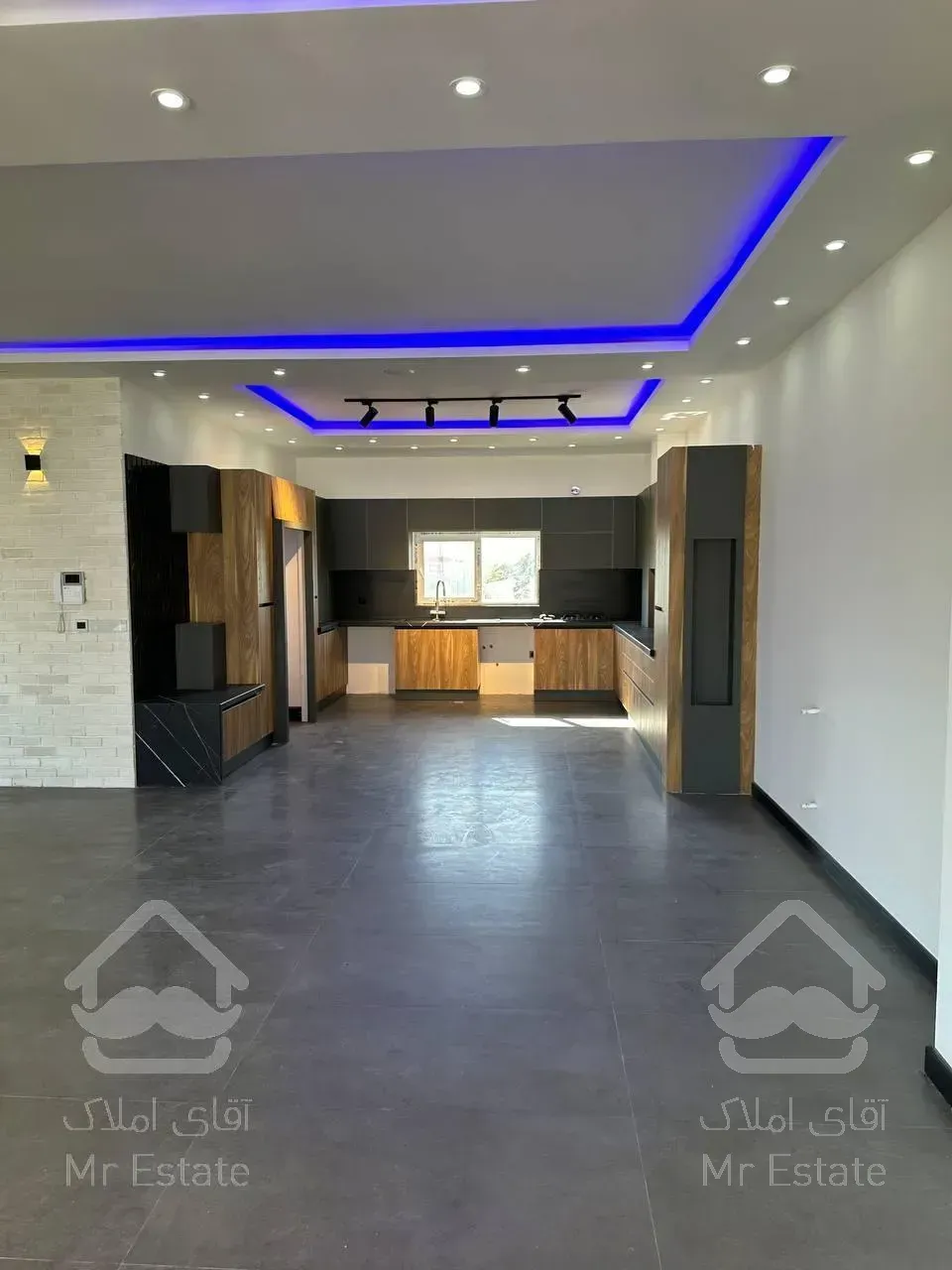 ویلا دوبلکس نما مدرن با روفگاردن و استخر در منطقه ای سرسبز و جنگلی با ویو ابدی