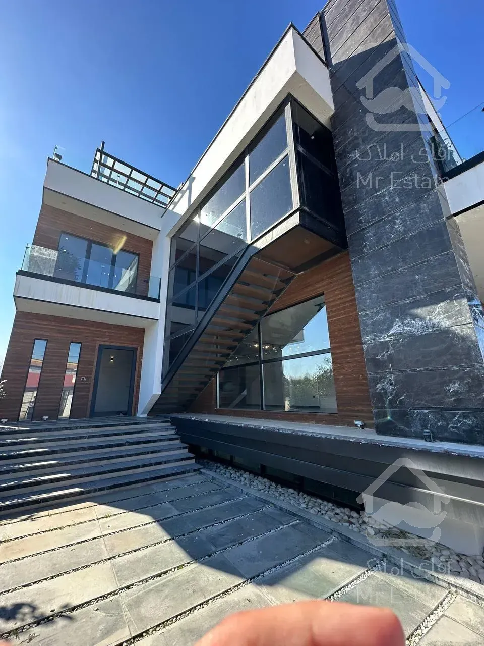 ویلا دوبلکس نما مدرن با روفگاردن و استخر در منطقه ای سرسبز و جنگلی با ویو ابدی