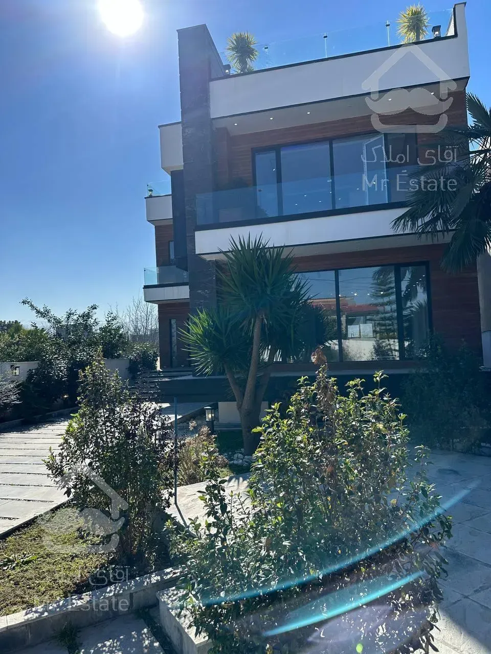 ویلا دوبلکس نما مدرن با روفگاردن و استخر در منطقه ای سرسبز و جنگلی با ویو ابدی