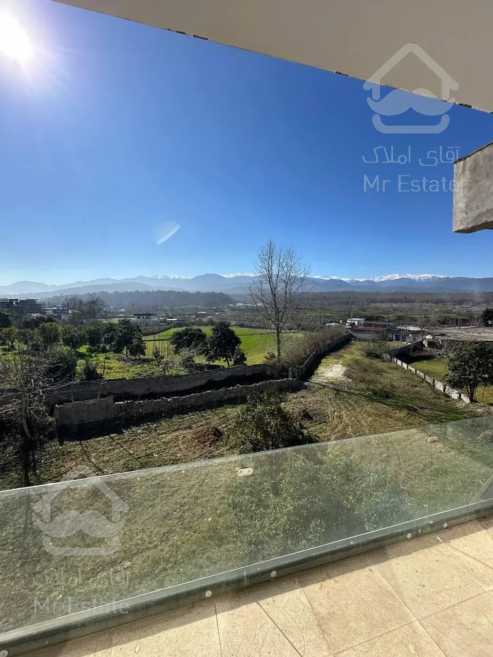 ویلا دوبلکس نما مدرن با روفگاردن و استخر در منطقه ای سرسبز و جنگلی با ویو ابدی