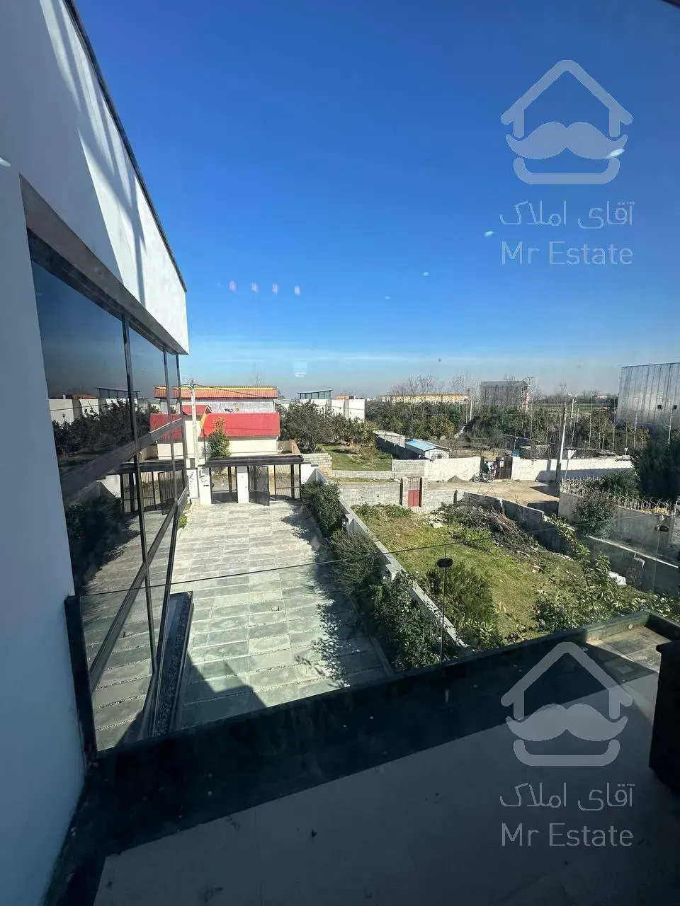 ویلا دوبلکس نما مدرن با روفگاردن و استخر در منطقه ای سرسبز و جنگلی با ویو ابدی