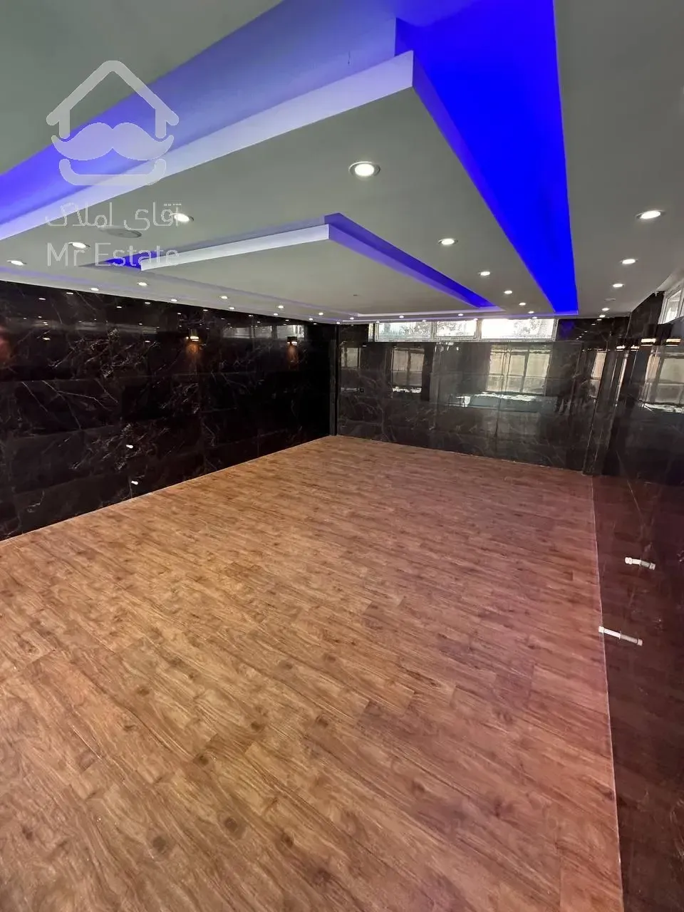 ویلا دوبلکس نما مدرن با روفگاردن و استخر در منطقه ای سرسبز و جنگلی با ویو ابدی