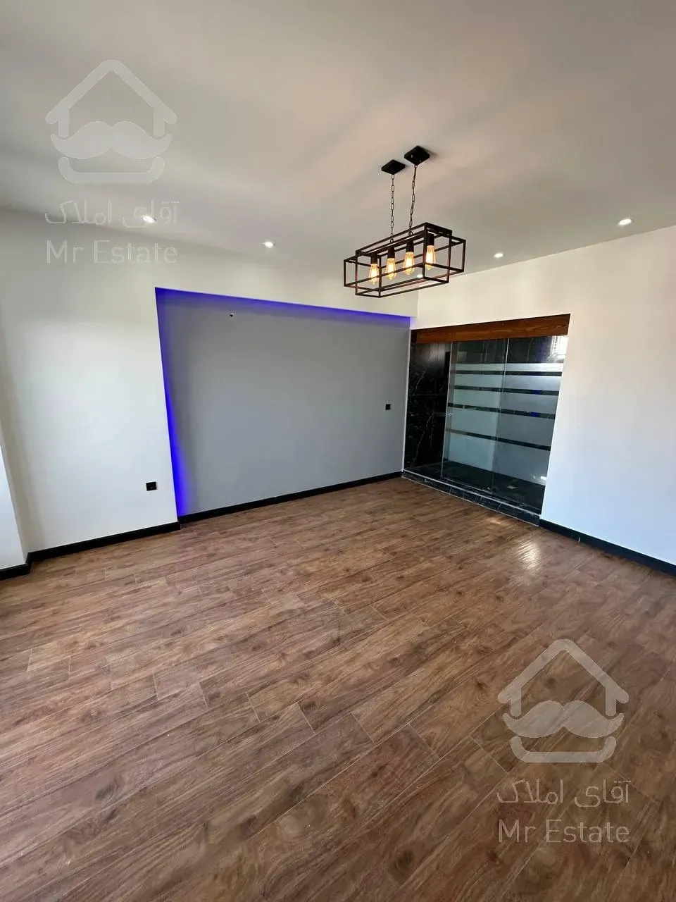 ویلا دوبلکس نما مدرن با روفگاردن و استخر در منطقه ای سرسبز و جنگلی با ویو ابدی