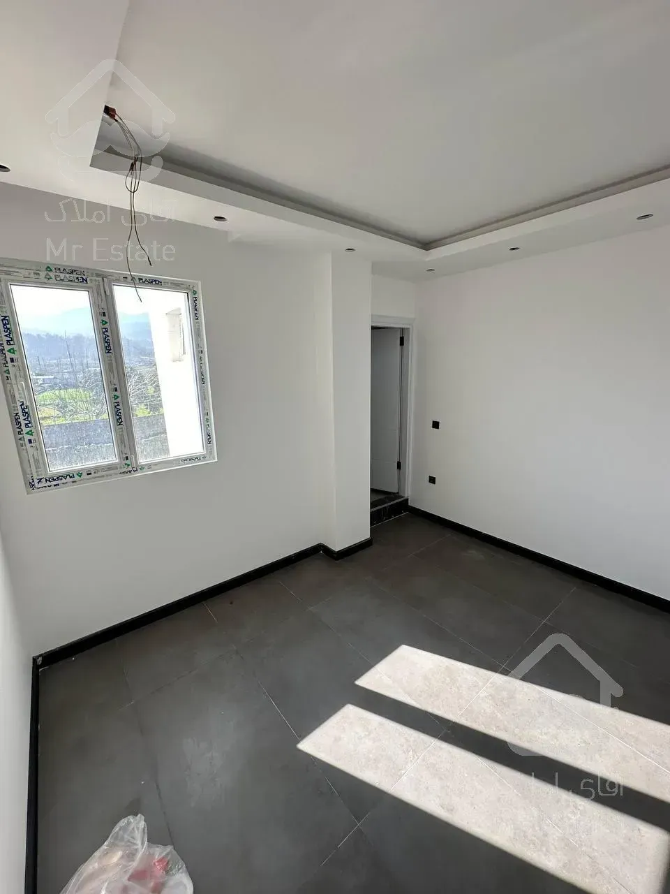 ویلا دوبلکس نما مدرن با روفگاردن و استخر در منطقه ای سرسبز و جنگلی با ویو ابدی