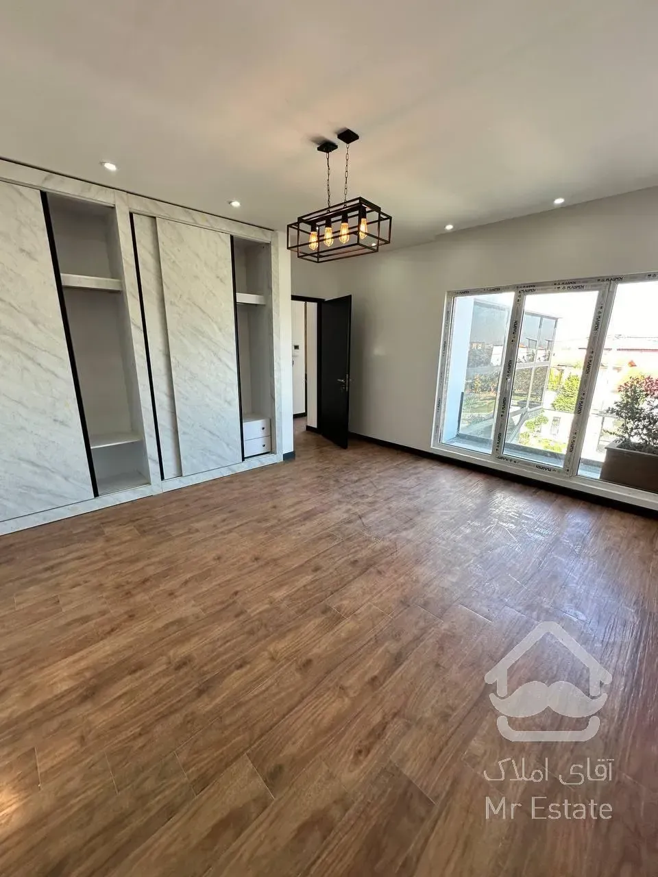 ویلا دوبلکس نما مدرن با روفگاردن و استخر در منطقه ای سرسبز و جنگلی با ویو ابدی