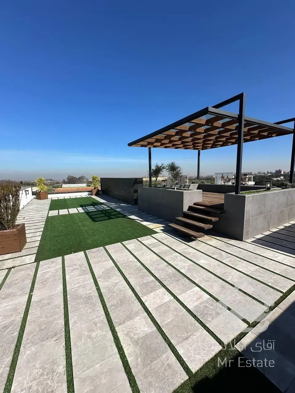 ویلا دوبلکس نما مدرن با روفگاردن و استخر در منطقه ای سرسبز و جنگلی با ویو ابدی