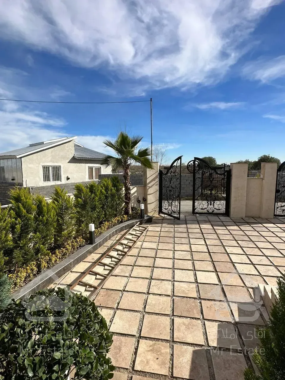 ویلا تریبلکس استخردار با روفگاردن ویو ابدی و حیاط سرسبز