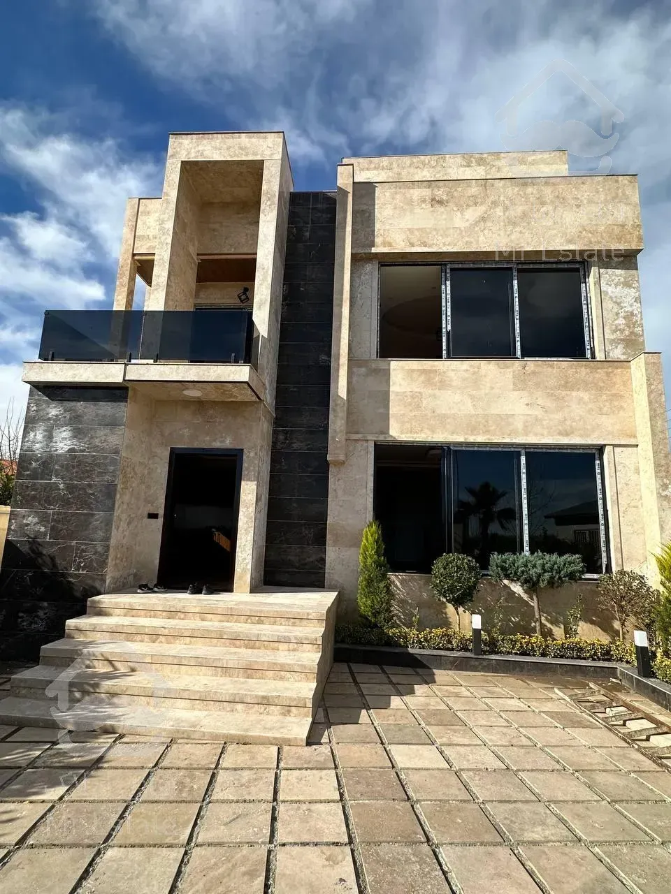 ویلا تریبلکس استخردار با روفگاردن ویو ابدی و حیاط سرسبز