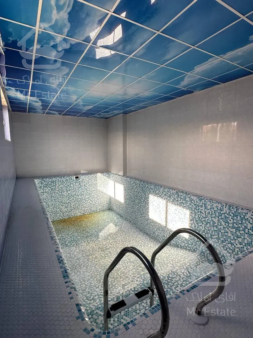 ویلا تریبلکس استخردار با روفگاردن ویو ابدی و حیاط سرسبز