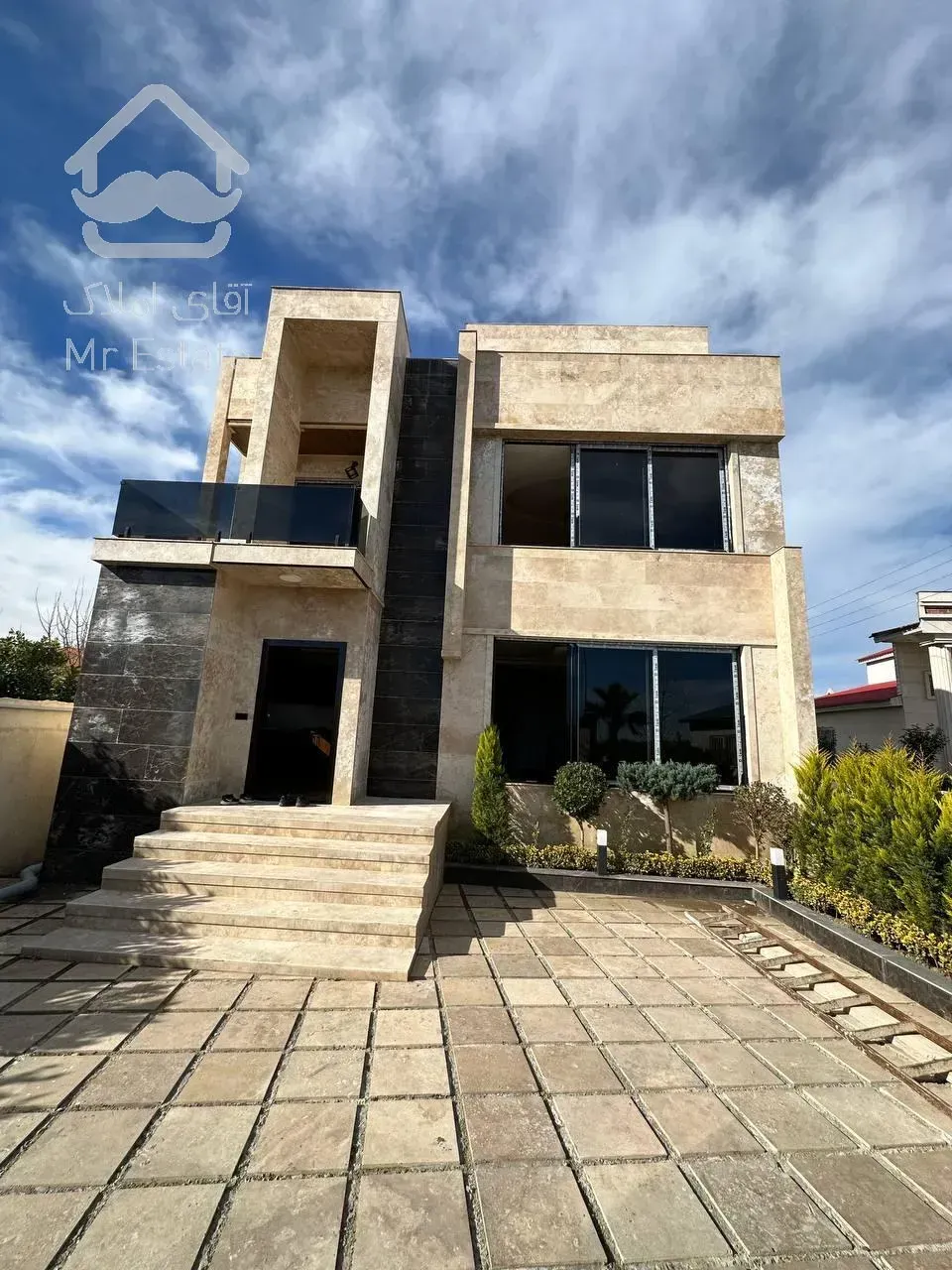 ویلا تریبلکس استخردار با روفگاردن ویو ابدی و حیاط سرسبز