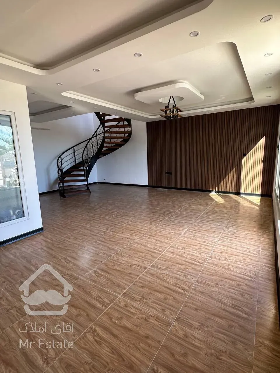 ویلا تریبلکس استخردار با روفگاردن ویو ابدی و حیاط سرسبز