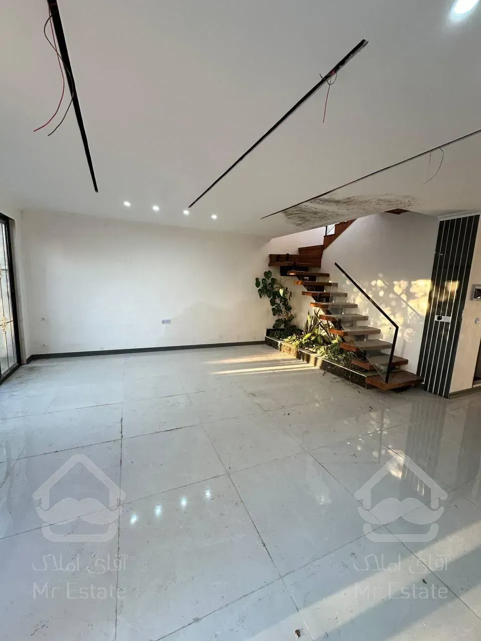 ویلا استخردار/روفگاردن/مدارک تکمیل