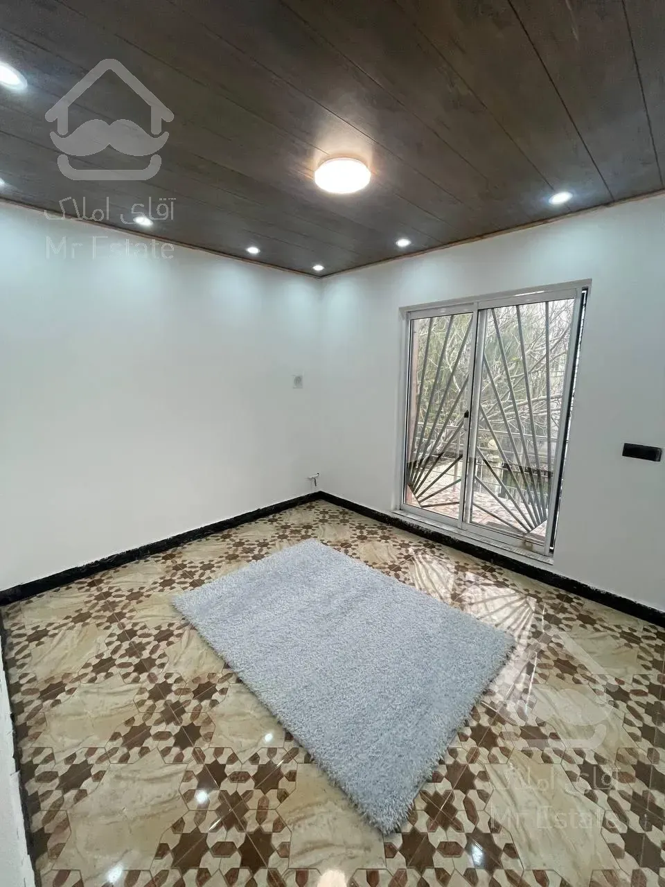 ویلا نیم پیلوت/۲۴۰ متر زمین/۱۳۰ متر بنا