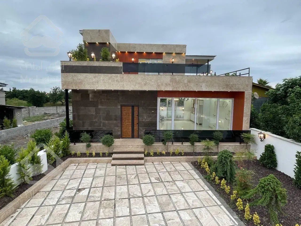 ویلا دوبلکس نما مدرن با روفگاردن ویو رویایی زیر قیمت منطقه