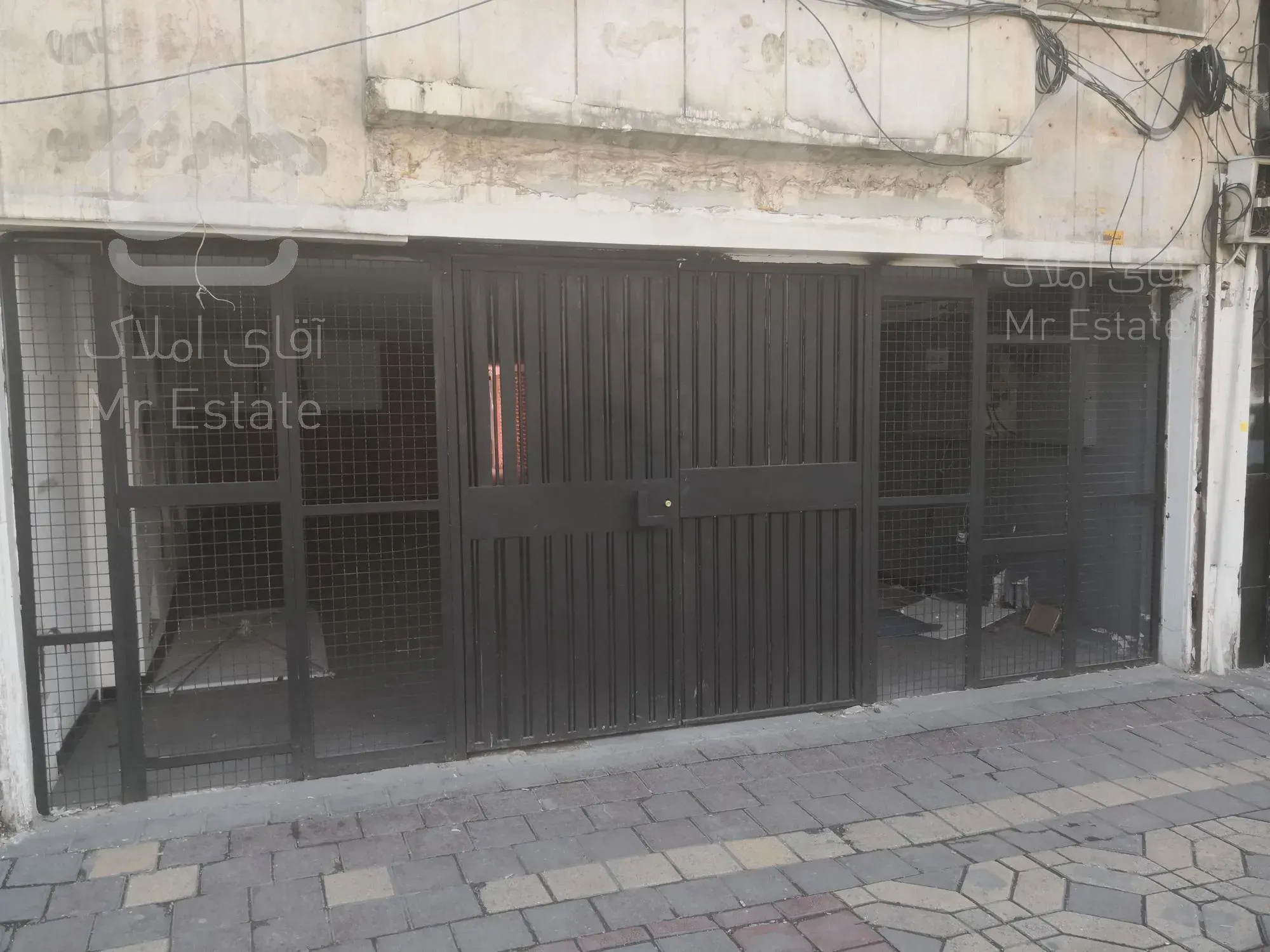 بهترین لوکیشن تخت طاووس، بر خیابان اصلی