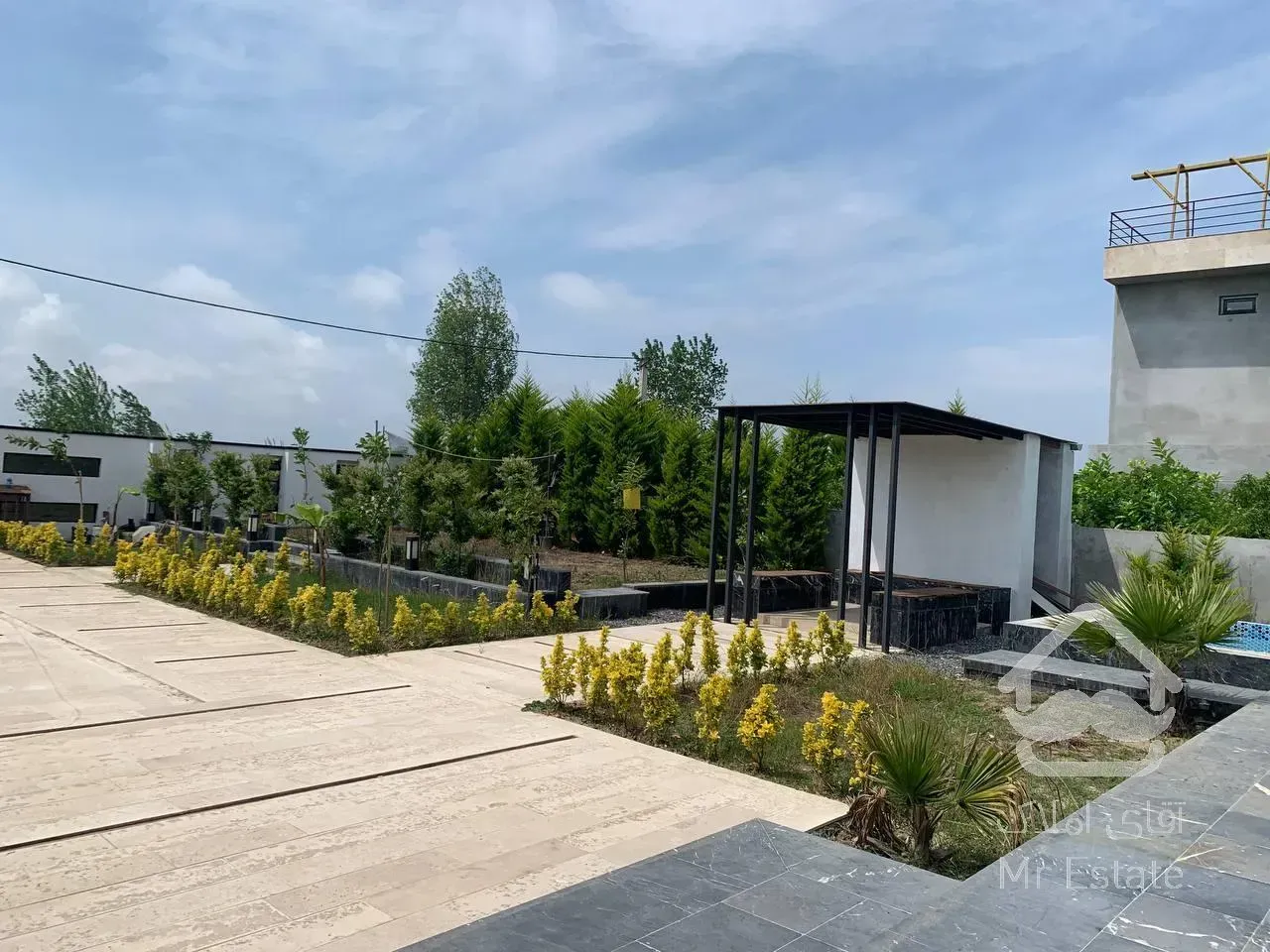 ویلادوبلکس استخردار با روفگاردن در منطقه ساحلی