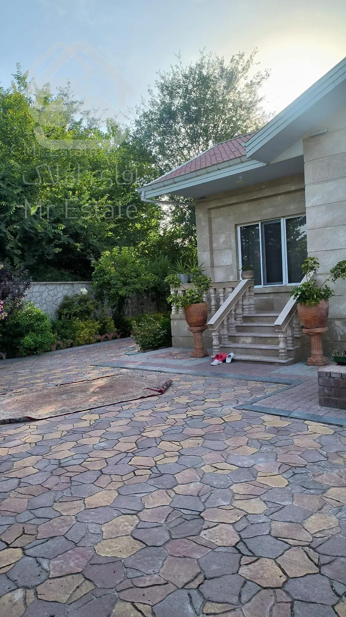 ویلا نوساز با محوطه ۴۰۰ متر/ همراه با تمام اثاثیه موجود...