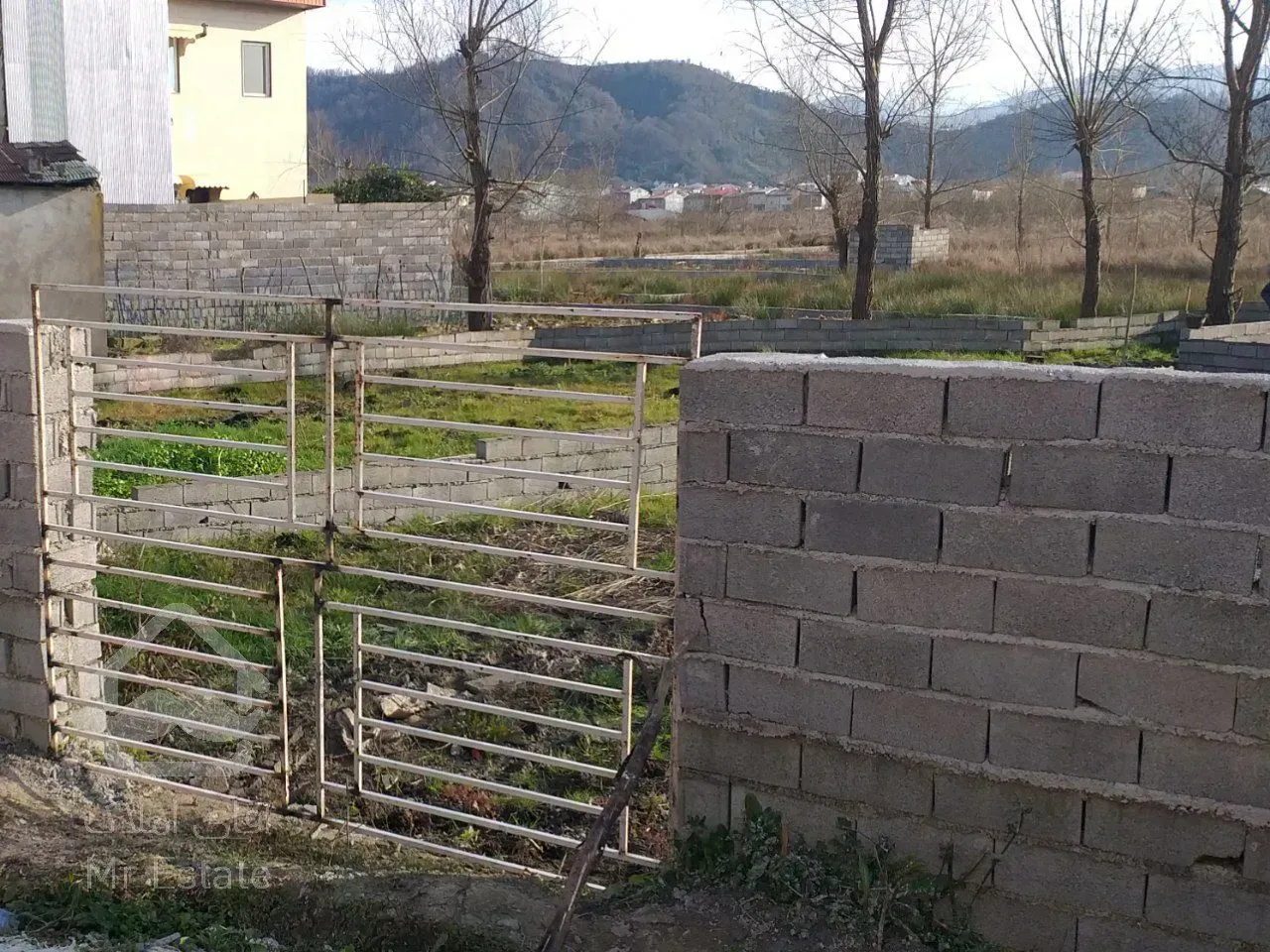 فروش زمین 230 متری مسکونی در لاهیجان (کوی زمانی) – سند تک‌برگ، دور دیوار