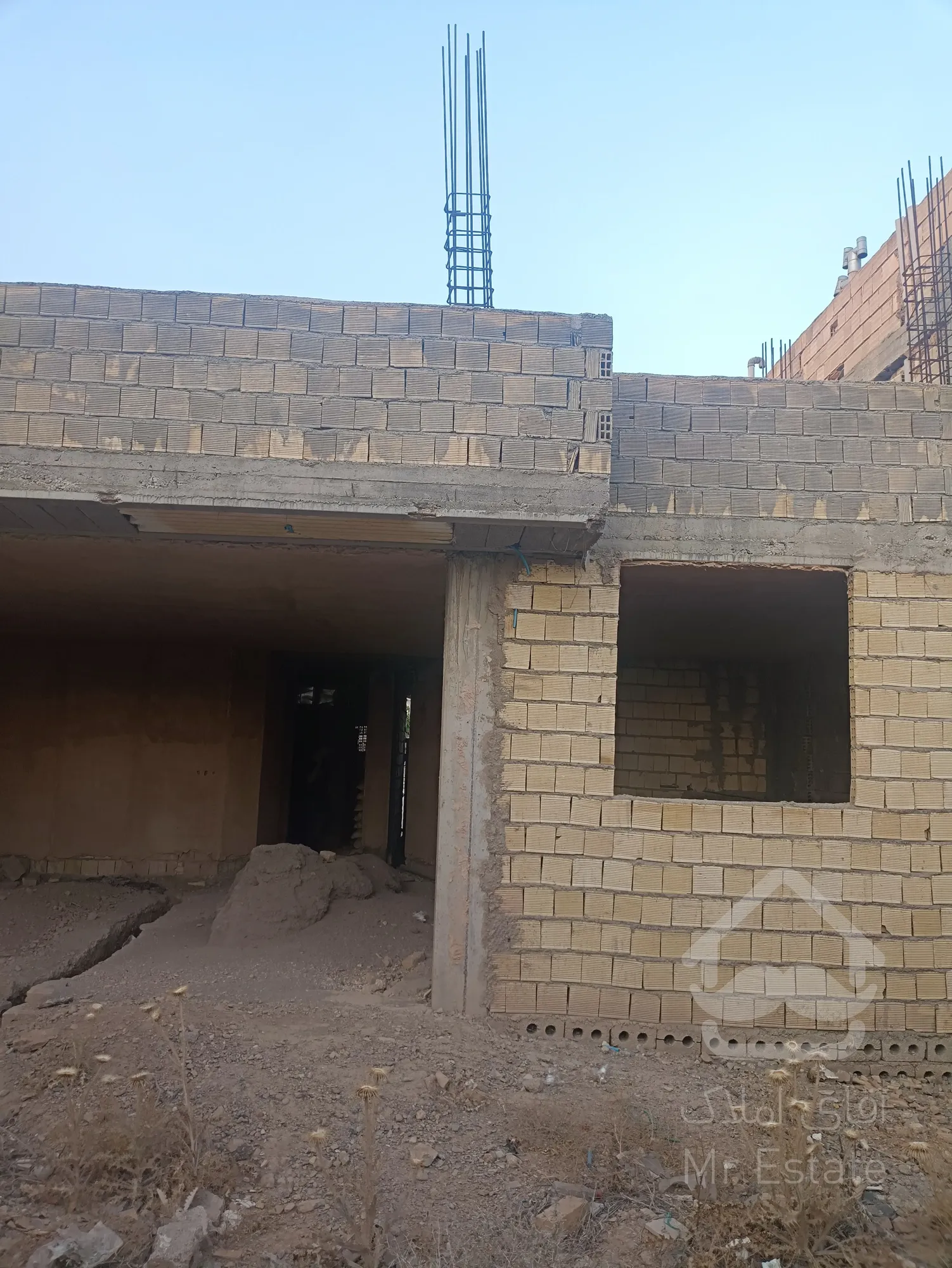 منزل با پروانه دو طبقه، طبقه ی اول سفت کاری شده، ستون های طبقه دوم بافته شده