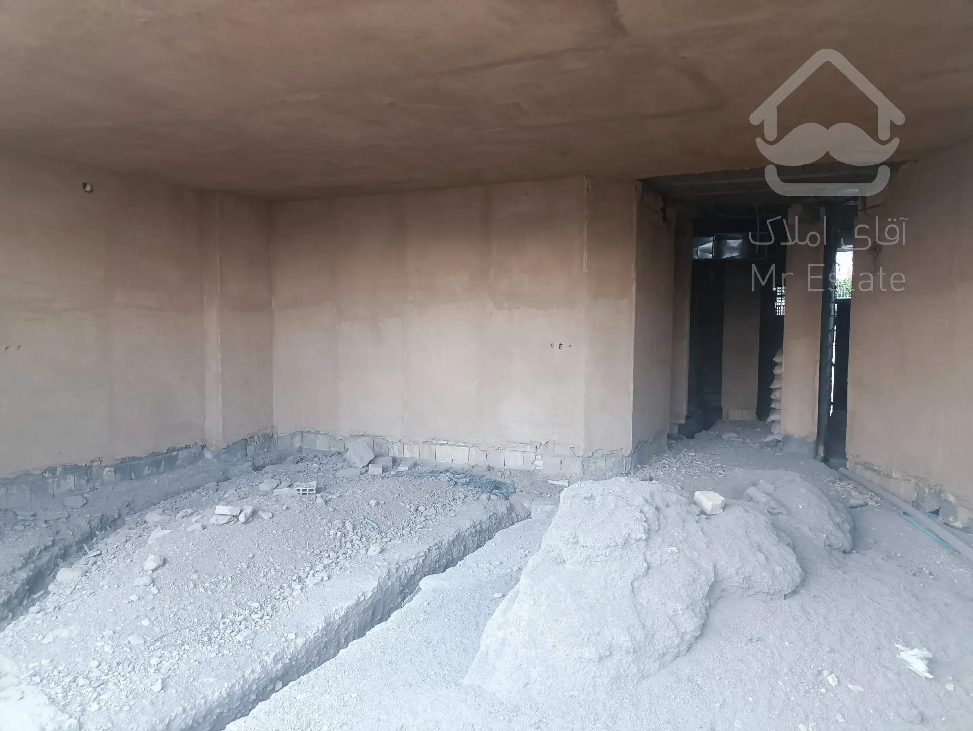 منزل با پروانه دو طبقه، طبقه ی اول سفت کاری شده، ستون های طبقه دوم بافته شده