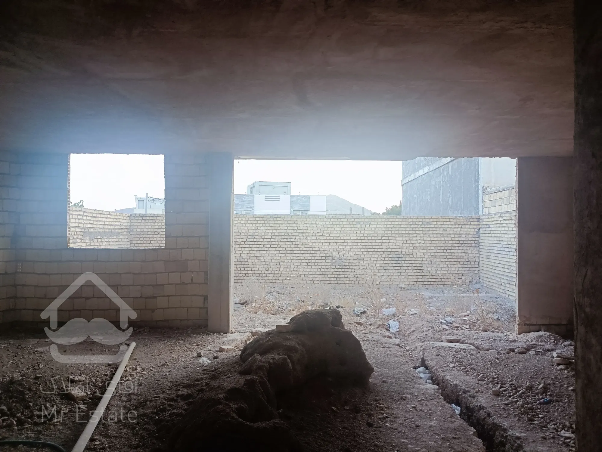 منزل با پروانه دو طبقه، طبقه ی اول سفت کاری شده، ستون های طبقه دوم بافته شده