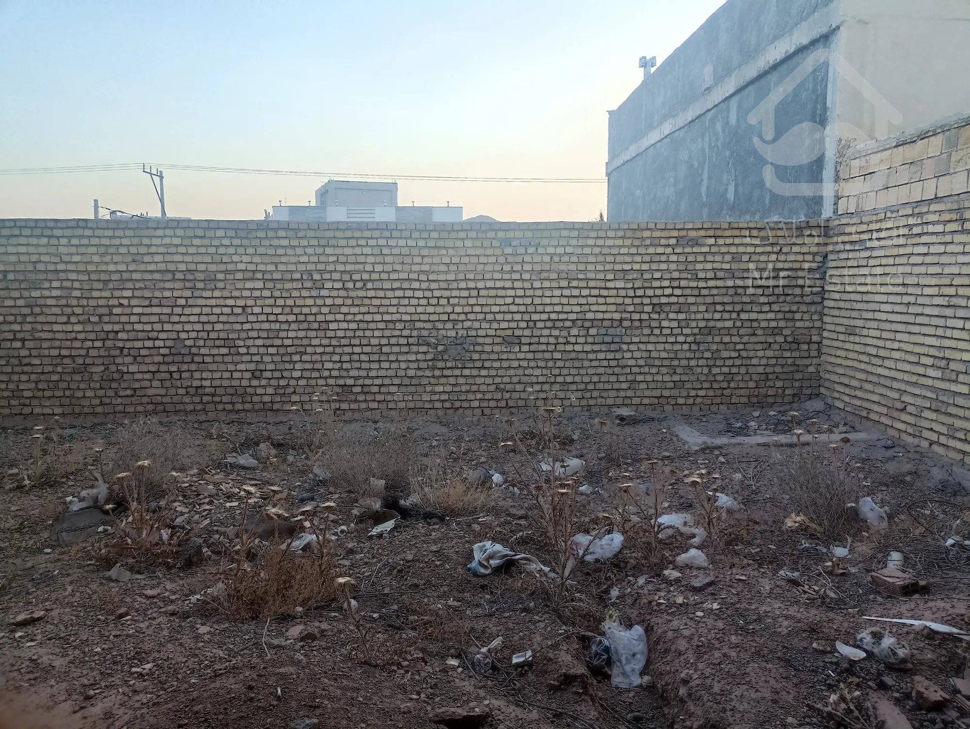 منزل با پروانه دو طبقه، طبقه ی اول سفت کاری شده، ستون های طبقه دوم بافته شده