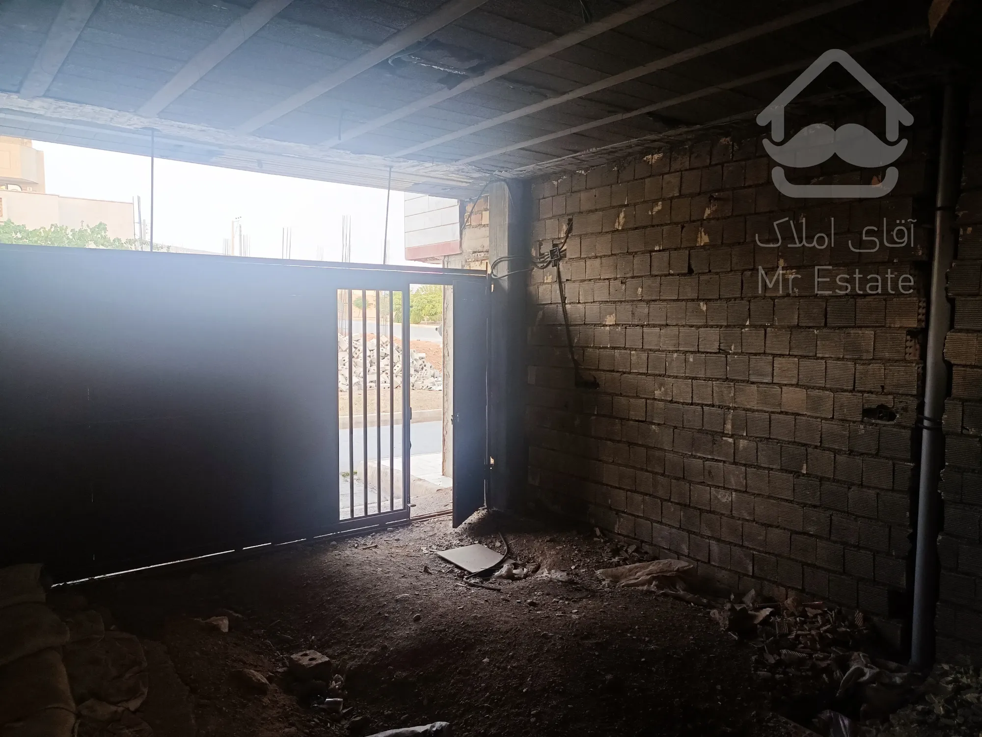 منزل با پروانه دو طبقه، طبقه ی اول سفت کاری شده، ستون های طبقه دوم بافته شده